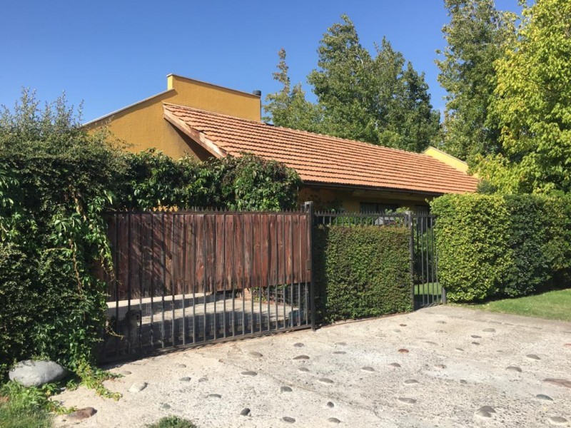Linda casa ubicada en barrio residencial San Damián